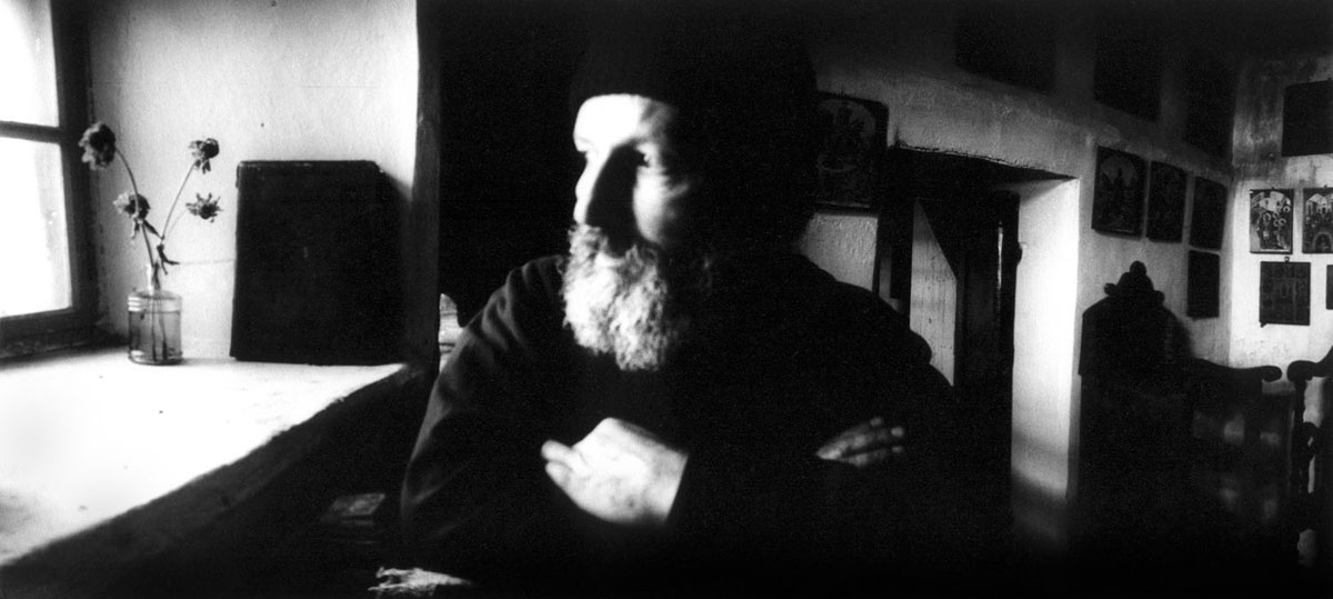 Athos: Solitary Greek monk father Kirilos in his kelia, Kavsokalivia - photography by Zbigniew Kosc © 1988