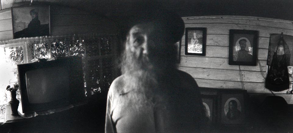 A war veteran in his room, Nikolsk village (Penza region), Russia photography by Zbigniew Kosc © 1992